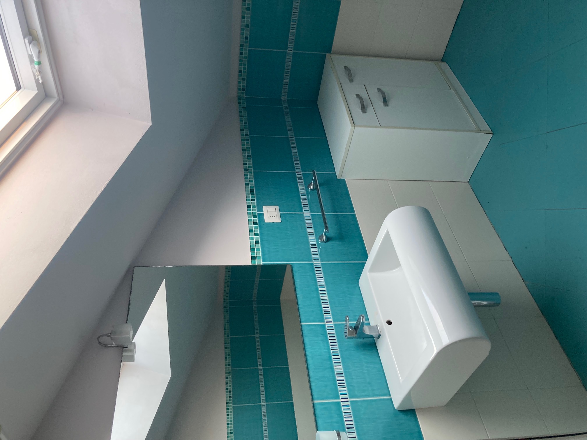 Bagno con lavabo e specchio